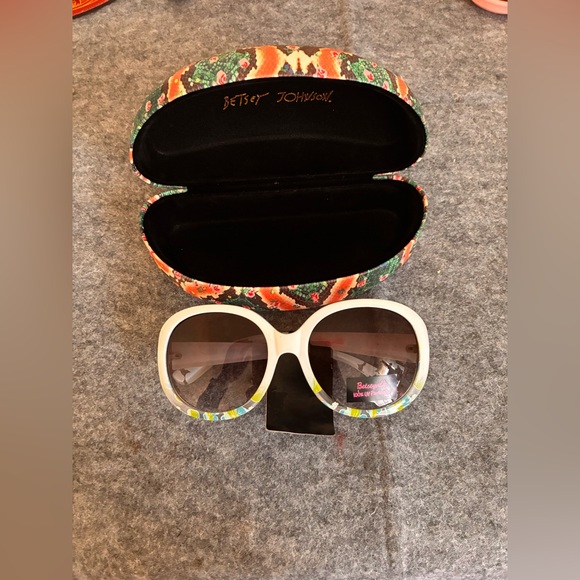 Betsey Johnson Betseyville Floral Beach Oversized Sunglasses Animal Print Case main image 8